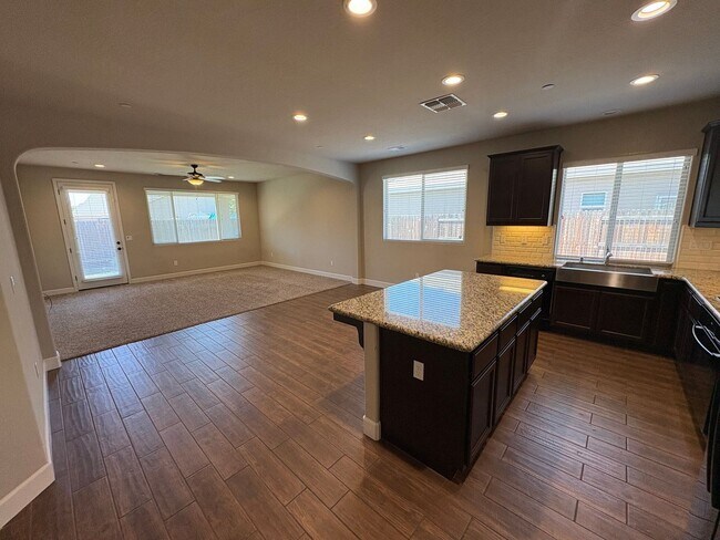 Building Photo - Lovely SE Tulare available now!