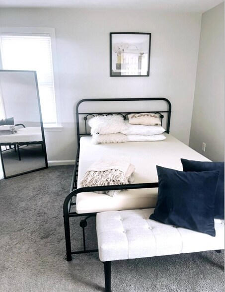 Building Photo - 19506 Manor St