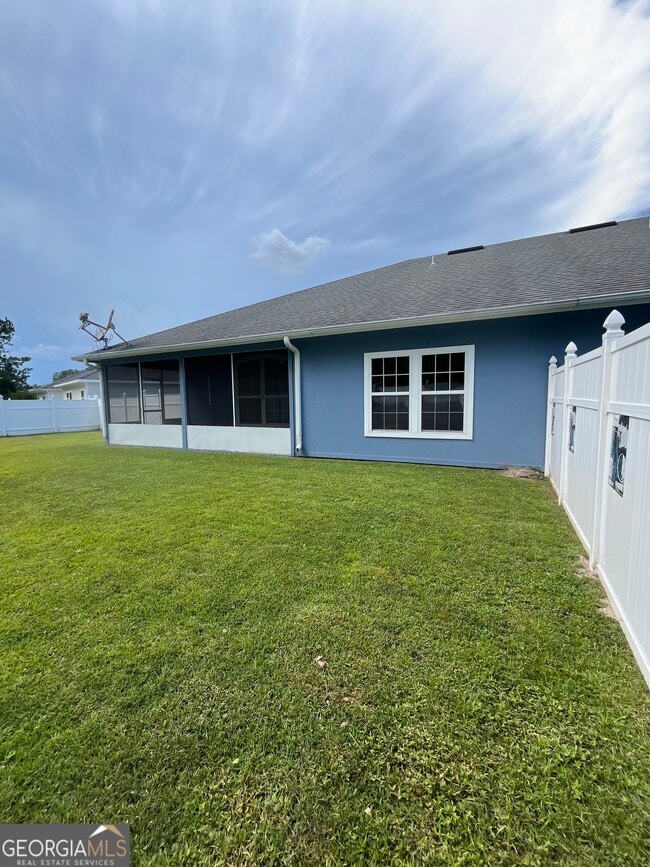 Building Photo - 204 Royal Palms Ave