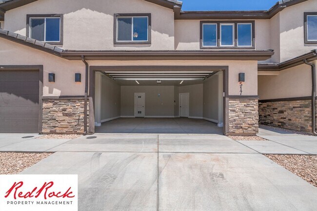 Building Photo - Stunning 4 Bedroom Townhome in Hurricane H...