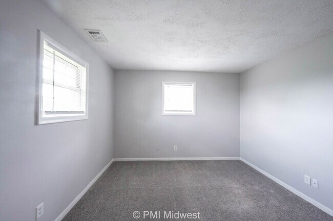 Building Photo - "Charming 2-Bedroom Retreat in the Heart of Shelbyville – Perfectly Cozy at 800 Sq Ft!"
