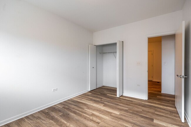 Building Photo - Spacious 2BR/2.5BA Duplex-Up in Humboldt Park with In-Unit Laundry!