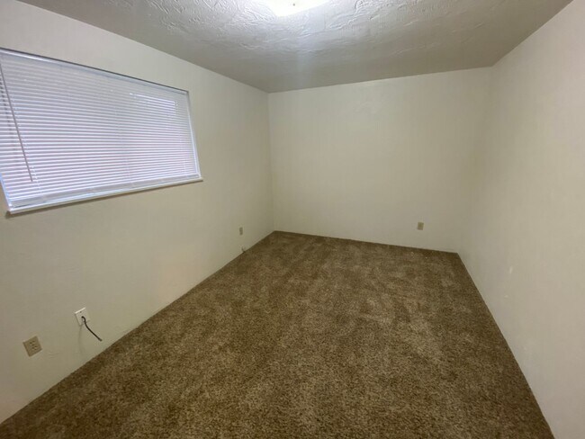 Building Photo - 2 bed 1.5 bath Gateway area duplex