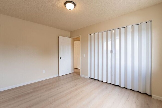 Building Photo - Newly Remodeled 2 bedroom 1 bathroom Seaside Apartment!