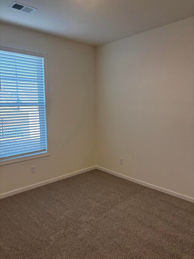 Building Photo - 370 Acorn St