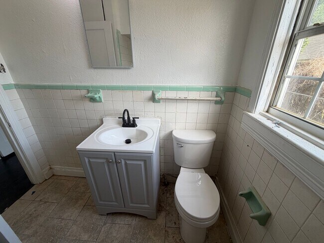 Building Photo - Cute Two Bedroom Home