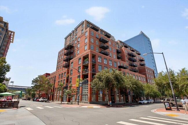 Building Photo - 877 Island Ave