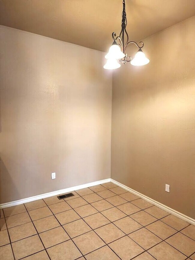 Building Photo - 4 Bed 2 Bath 2 Car Duplex in the Oxford Park Addition in Edmond