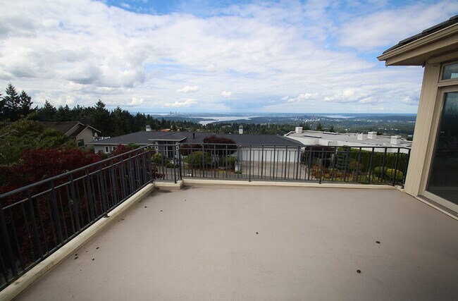 Building Photo - LUXURY 4 BEDROOM BELLEVUE HOME IN ‘THE SUM...