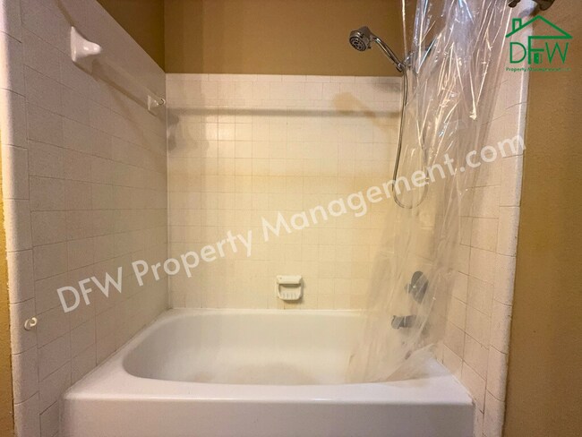 Building Photo - Charming 3-Bedroom Home with Fenced Backyard & Fireplace in Arlington!