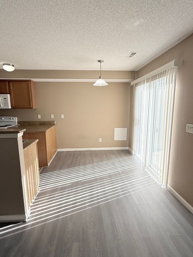 Building Photo - Great Townhome!