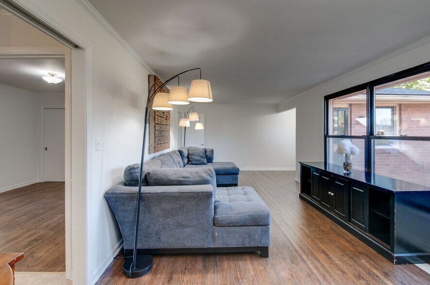 Livingroom - upstairs - 930 Havenhill Dr