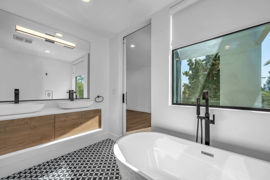 Primary Bathroom - 1531 Wellesley Ave