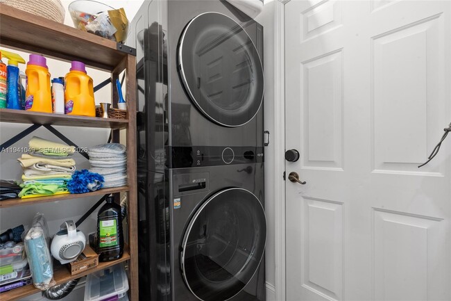 Building Photo - 2630 Dunwoodie Pl