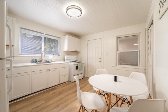 Building Photo - 614 E Brushy Valley Dr