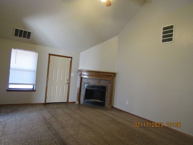 Building Photo - Crown Pointe Area!! PETS ARE NEGOTIABLE WI...