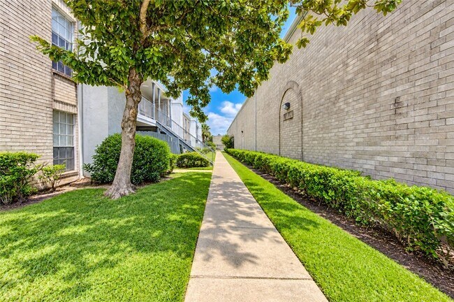 Building Photo - 6606 De Moss Dr