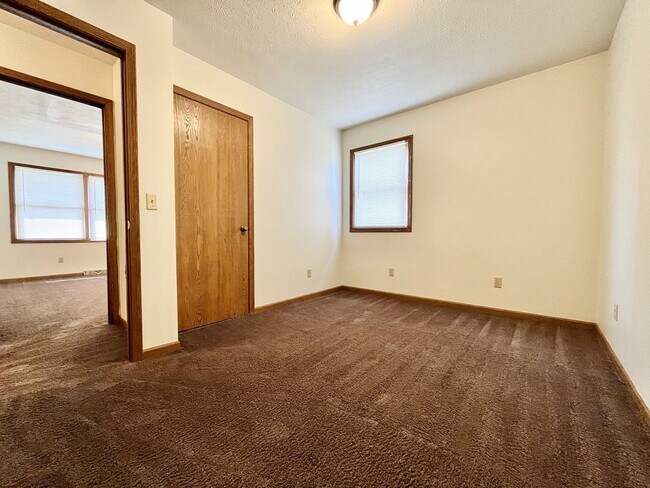 Building Photo - Wabasis 8590-8592