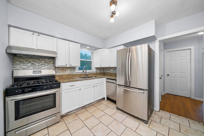 Building Photo - 701 E 142nd St
