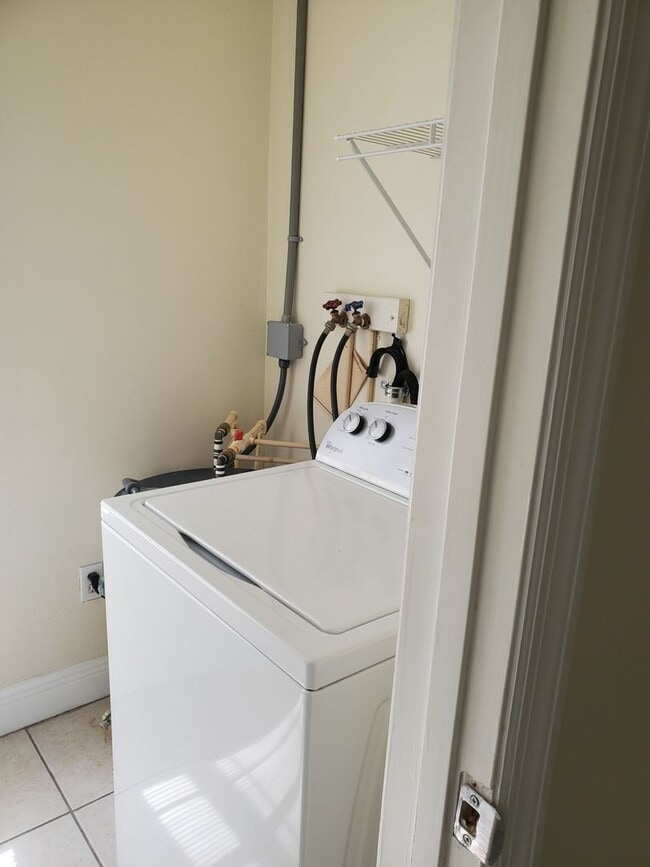 Building Photo - 2 Bed, 1 Bath Home – Minutes from Downtown...