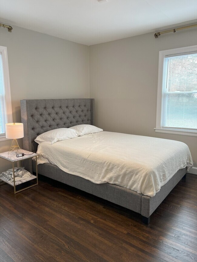 Building Photo - Beautifully Renovated 2BR Home with Modern...