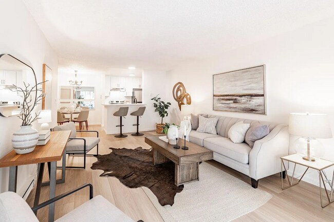 Building Photo - Convenient location to I-280/101 for a qui...