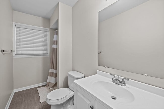 Building Photo - *MOVE IN READY* 3 Bed, 2 Bath Condo, Close to Uptown!!!