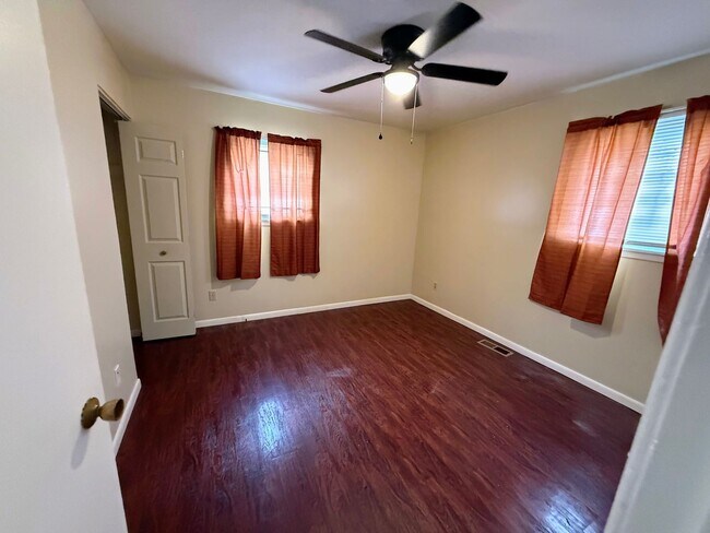 Building Photo - Well-maintained 3-bedroom, 1-bath home in Cleveland