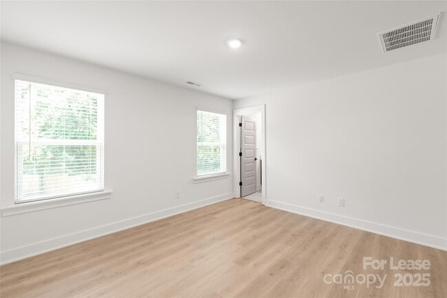 Building Photo - 2025 Wilson Ave