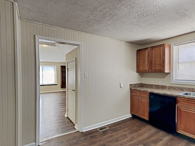Building Photo - 4 bed 2 bath  with large backyard in Green...