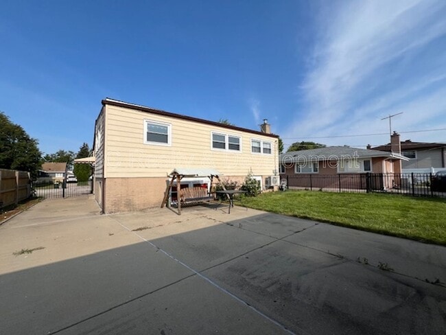 Building Photo - 8931 N Merrill St