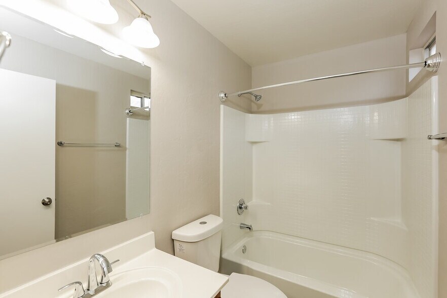 Building Photo - 12420 N 121st Ave