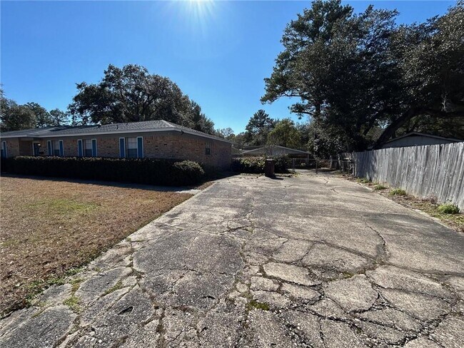 Building Photo - 5359 Emmett Dr