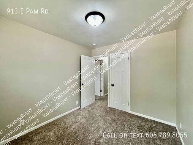 Building Photo - 913 E Pam Rd