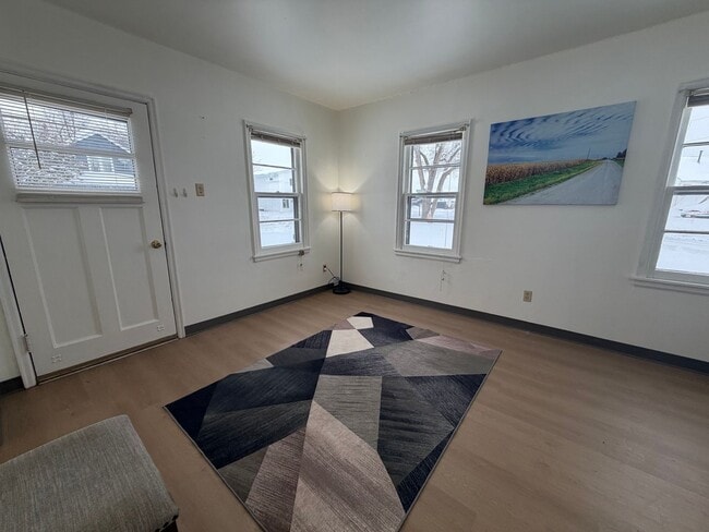 Building Photo - 1 bed, 1 bath for rent in quiet Waterloo neighborhood