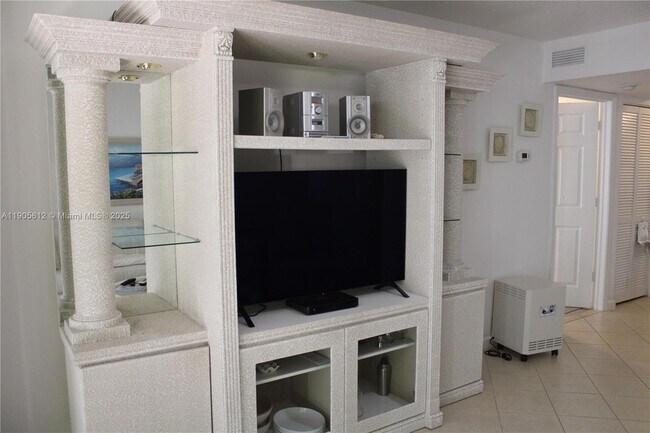 Building Photo - 519 E Sheridan St