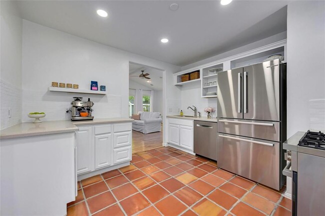 Building Photo - 406 W 55th St
