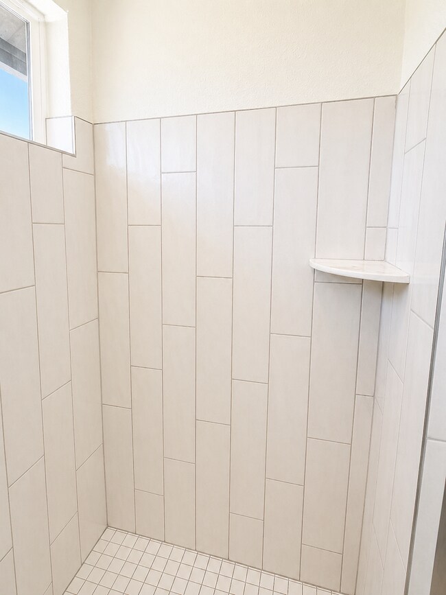 Building Photo - 3BR Home w/ 2-Car Garage, Tall ceilings & Upgraded Chef's Kitchen
