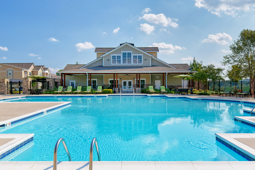 Resort-style pool - Glenbrook Apartments