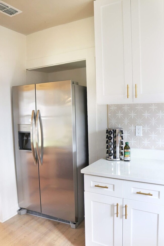 Building Photo - 102 W Emma St