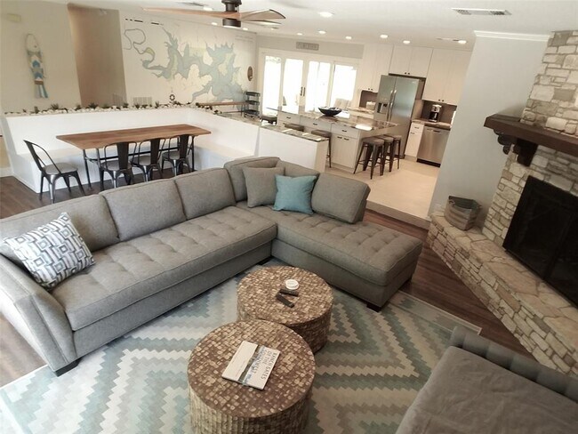 Building Photo - 2055 Island View Dr