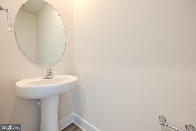 Building Photo - 115 Haida Ln