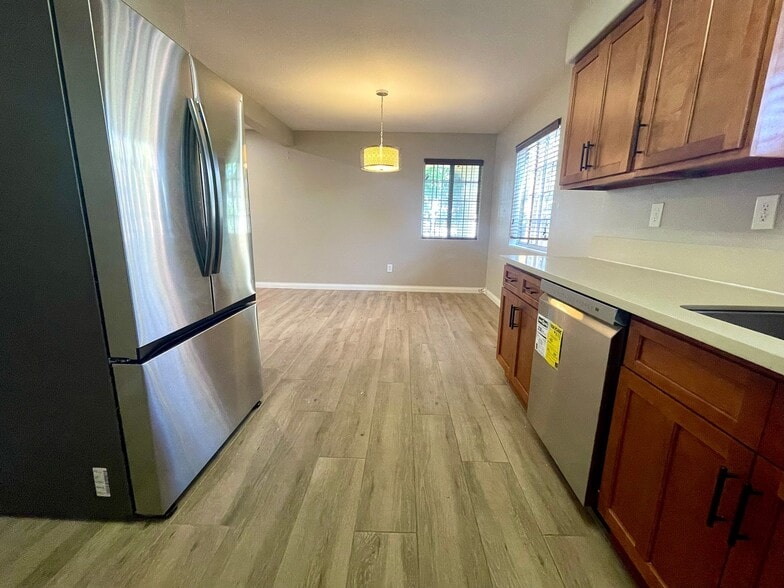 Building Photo - 3035 S Palm Grove Ave