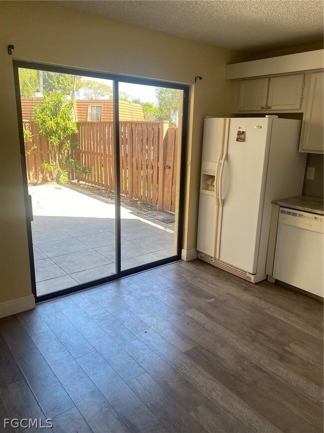 Building Photo - 5245 Cedarbend Dr