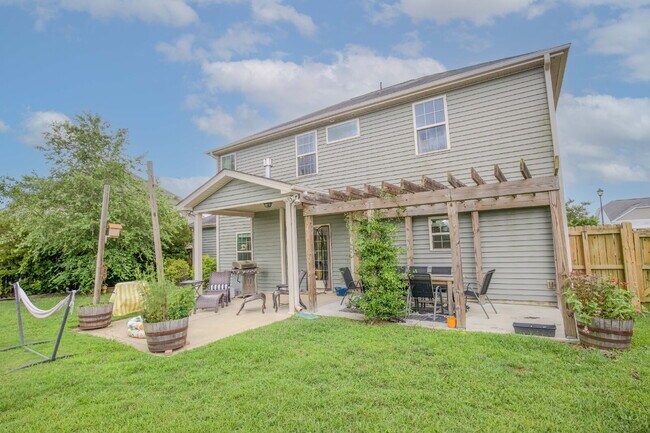 Building Photo - "Charming 3-Bed Home with Granite Elegance on Nessee Street, Fayetteville!"