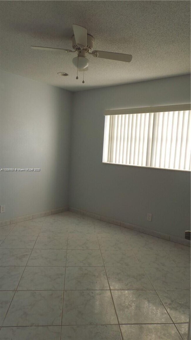 Building Photo - 4410 W Oakland Park Blvd
