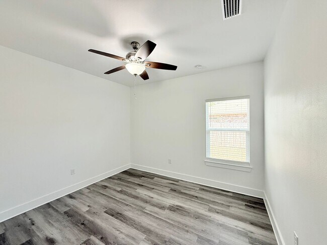 Building Photo - Spacious 3-Bedroom Home W/Office