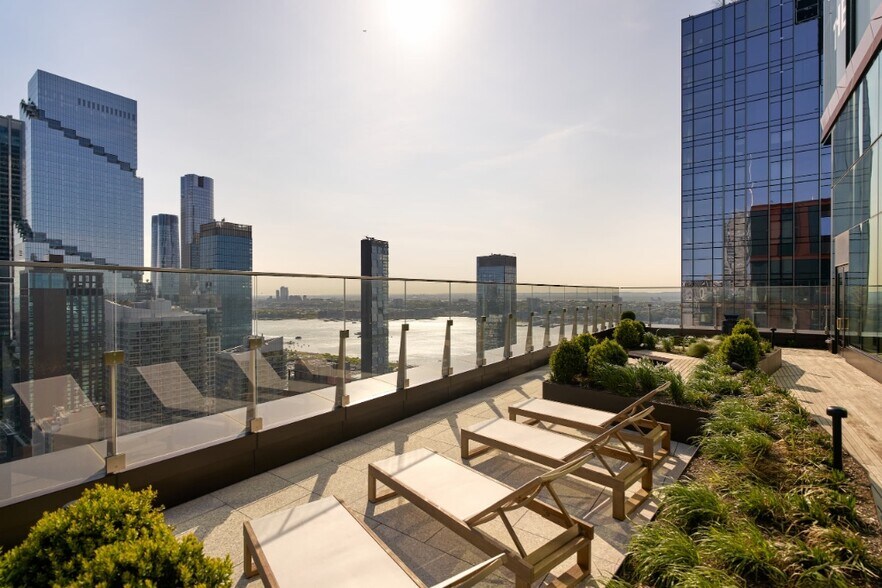 Building Photo - 550 Tenth Avenue