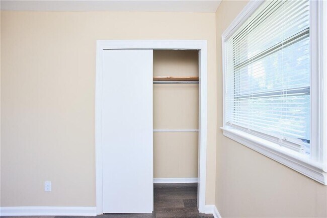 Building Photo - 826 Jefferson Ave SW