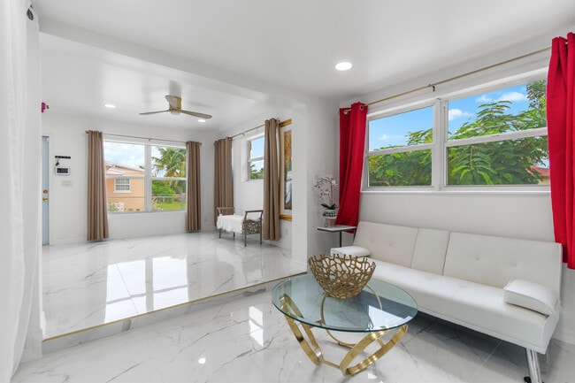 Building Photo - 201 NE 28th Ct